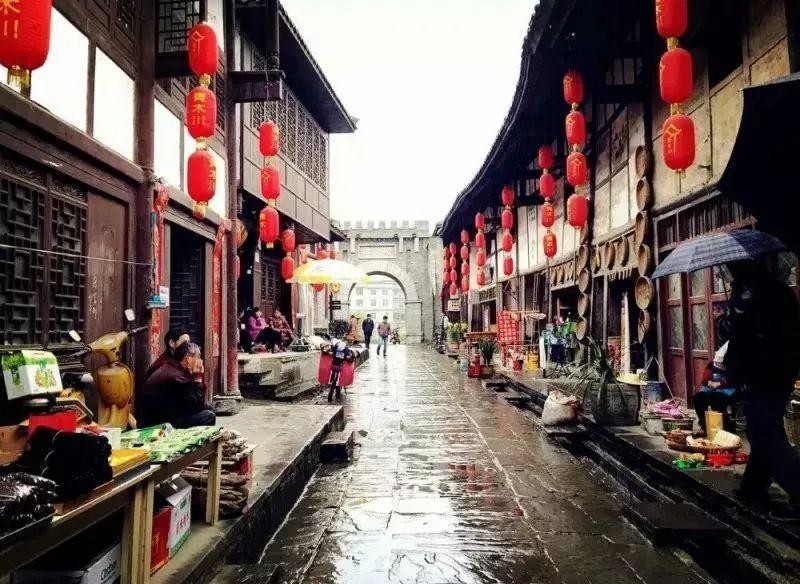4人广场跳舞被雷击，目击者：地有积水，下雨天在户外该如何确保安全？游戏画面